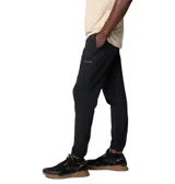 Pantalon tipo jogger de hombre, color negro, con cintura elástica ajustable con cordón, bolsillos delanteros, bolsillo trasero con cremallera y dobladillos elásticos en los tobillos. Cuenta con tecnología Omni-SHIELD resistente al agua y a las manchas, y detalles reflectantes.