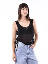 Musculosa negra de tela traslúcida con breteles finos y lazos laterales.