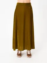 Falda larga color verde oliva de terciopelo, con pretina elastizada y silueta amplia.