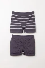 Pack de dos boxers de microfibra. Uno es de color gris oscuro con rayas horizontales grises claras, y el otro es liso en gris oscuro.