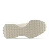 Championes New Balance modelo MS327SJ, color beige claro, con empeine de tejido y gamuza, logo "N" de gran tamaño en el lateral y suela con relieve inspirada en el trail.