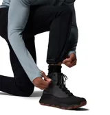 Pantalón de senderismo Columbia modelo Essential Hike para hombre, color negro, con tecnología Omni-Shield™ repelente al agua y manchas, cinturón integrado y dobladillo ajustable con cordón.