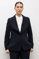 Blazer clásico color negro de corte entallado, con solapa de muesca, cierre de un botón frontal y bolsillos de ojal en los laterales.