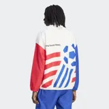 Campera deportiva Adidas de tejido técnico con cierre frontal y cuello alto. Presenta un diseño estampado con motivos de la Copa del Mundo USA 94, combinando colores blanco, azul y rojo. Cuenta con bolsillos laterales con cremallera y puños elásticos.
