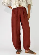 Pantalón de lino azul marino con diseño de rayas diplomáticas verticales claras, corte holgado y cintura elástica fruncida.