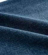 Pantalón de jean azul, de corte recto, con cierre de botón y cremallera, y bolsillos delanteros y traseros.