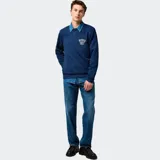 Pantalón de jean Wrangler en color azul clásico, con corte recto y diseño de cinco bolsillos.