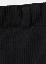Short corto de punto fino, color negro, de silueta recta y tiro a la cintura con elástico.