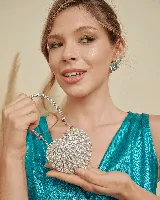 Aretes tipo ear cuff o ear jacket, con diseño de estrella o ráfaga, incrustados con piedras de color celeste y base dorada.