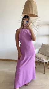Vestido largo lila con textura plumetie, corte recto y breteles finos.