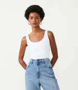 Blusa musculosa color gris claro, con escote en U y breteles anchos. Confeccionada en poliamida y poliéster.