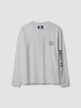 Remera de manga larga gris melange con diseño gráfico estampado en la espalda y en la manga, corte regular fit.