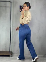 Pantalón de jean azul de corte wide leg, con cintura alta y terminación desflecada en el ruedo.