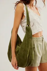 Bolso tote de ante suave, de cuerpo blando estilo hobo, con asa larga para el hombro y cierre superior con cremallera.