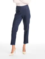 Pantalón tipo jegging de tencel en color azul oscuro, con pretina ancha elástica, bolsillos simulados en la parte delantera y bolsillos aplicados en la parte trasera. Presenta un corte al tobillo con ruedo desflecado.