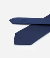 Corbata clásica de textura satinada en color azul marino, con diseño liso y acabado elegante.