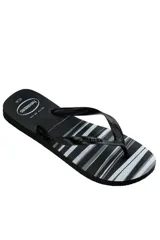Ojotas Havaianas Top Basic con diseño de rayas horizontales en tonos negro, blanco y gris, con tiras negras.