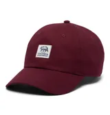 Gorra de béisbol de algodón color bordó, con diseño desestructurado y cierre posterior de velcro. Presenta un parche frontal rectangular con el logo de la marca y un oso estampado.