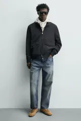 Zapatilla de cordones color beige, con parte superior de piel con acabado serraje y detalles de pespuntes. Suela ultrafina a contraste.