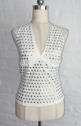 Top blanco con escote halter y apliques metálicos plateados.