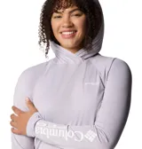 Remera de manga larga con capucha cruzada, confeccionada en tejido técnico transpirable con tecnología Omni-Wick y protección solar Omni-Shade UPF 40. Presenta logo de la marca en el pecho y estampado vertical en la manga, con orificios para los pulgares en los puños.