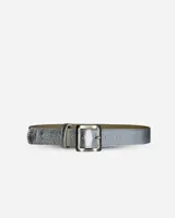 Cinto de cuero plateado con acabado metalizado, hebilla cuadrada metálica y pasador a tono.