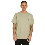 Remera de manga corta color verde oliva, con cuello redondo y pequeño estampado gráfico en el pecho.
