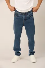 Pantalón de jean azul de corte recto, con bolsillos delanteros y traseros.