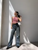 Top con estampado de cuadros rojos y blancos, con cuello halter y volados en el ruedo.