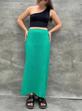Pollera larga color verde esmeralda, de corte recto y tela liviana.
