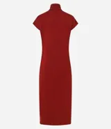 Vestido midi de punto color negro, con cuello alto, manga corta sin sisa y aberturas laterales. Presenta un diseño ajustado y texturizado.