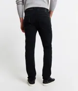 Pantalón de jean negro para hombre, de corte recto, con trabillas en la cintura, cierre de botón y cremallera, bolsillos delanteros y traseros, y detalles con efecto desteñido.