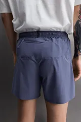Shorts de running confeccionados en tejido técnico ligero y elástico, con forro interior. Presentan cintura elástica ajustable con cordón interior, aberturas laterales en el bajo, bolsillo lateral multifunción y bolsillo trasero con cierre de cremallera.