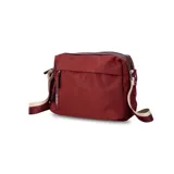 Bandolera de nylon color azul marino, con correa ajustable de cinta bicolor, múltiples bolsillos frontales con cierre y compartimento principal con organizadores internos.