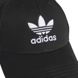 Gorra Adidas negro con el logotipo del trifolio y la inscripción de la marca bordados en blanco en la parte frontal.