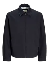 Campera aviadora negra de corte clásico, con cuello camisero, cierre frontal con cremallera, bolsillos laterales y puños ajustados. Confeccionada en tejido plano de poliéster y algodón.