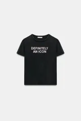Camiseta de corte slim fit y efecto lavado color negro, con cuello redondo, manga corta y detalle de texto frontal con aplicación de brillos.