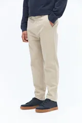 Pantalón chino clásico color beige con textura, de corte regular y pasacintos.