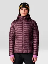 Campera puffer ultraligera de Mountain Hardwear, modelo Ghost Whisperer, en color bordó. Presenta diseño acolchado con costuras horizontales, cierre frontal completo, capucha integrada y bolsillos laterales con cierre. Incluye puños con ajuste elástico y aislamiento térmico de alta calidad.