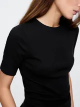 Remera negra de modal, de corte ajustado, con cuello redondo y mangas cortas.