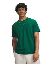 Remera verde de manga corta Under Armour, con cuello redondo acanalado y logo discreto bordado en el pecho.
