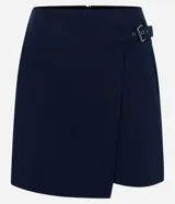 Short pollera sastre negro con traspase cruzado y detalle de hebilla lateral.