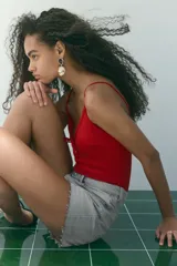 Short de cinco bolsillos en denim de algodón rígido, de tiro alto con cierre y botón, y bajo deshilachado.