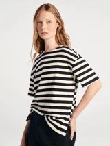 Camiseta de corte regular con estampado de rayas horizontales en blanco y negro, cuello redondo y mangas cortas.