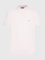 Chomba de corte regular confeccionada en mezcla de algodón y elastano. Presenta cuello tipo polo, cartera de dos botones, mangas cortas y el logo de la marca bordado en el pecho.