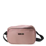 Bandolera de diseño compacto confeccionada en cuero sintético color rosado. Presenta cierre superior, bolsillo frontal con cierre y logo de la marca aplicado en el frente. Incluye correa ajustable de cinta negra y herrajes metálicos.