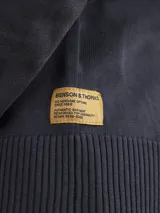 Sweater de algodón con escote en V y acabado stone wash, de manga larga con puños y ruedo acanalados.