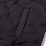 Chaleco matelaseado Caterpillar de color negro, con cuello alto, cierre frontal y bolsillos laterales. Presenta parche engomado con el logo de la marca en el pecho.