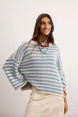 Buzo tejido de algodón con diseño a rayas horizontales en color crudo y rosado, cuello redondo y mangas anchas.