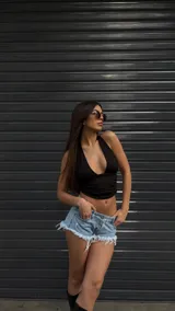 Short de jean tiro medio color celeste con efecto lavado, roturas sutiles y terminación desmechada con flecos en el ruedo.